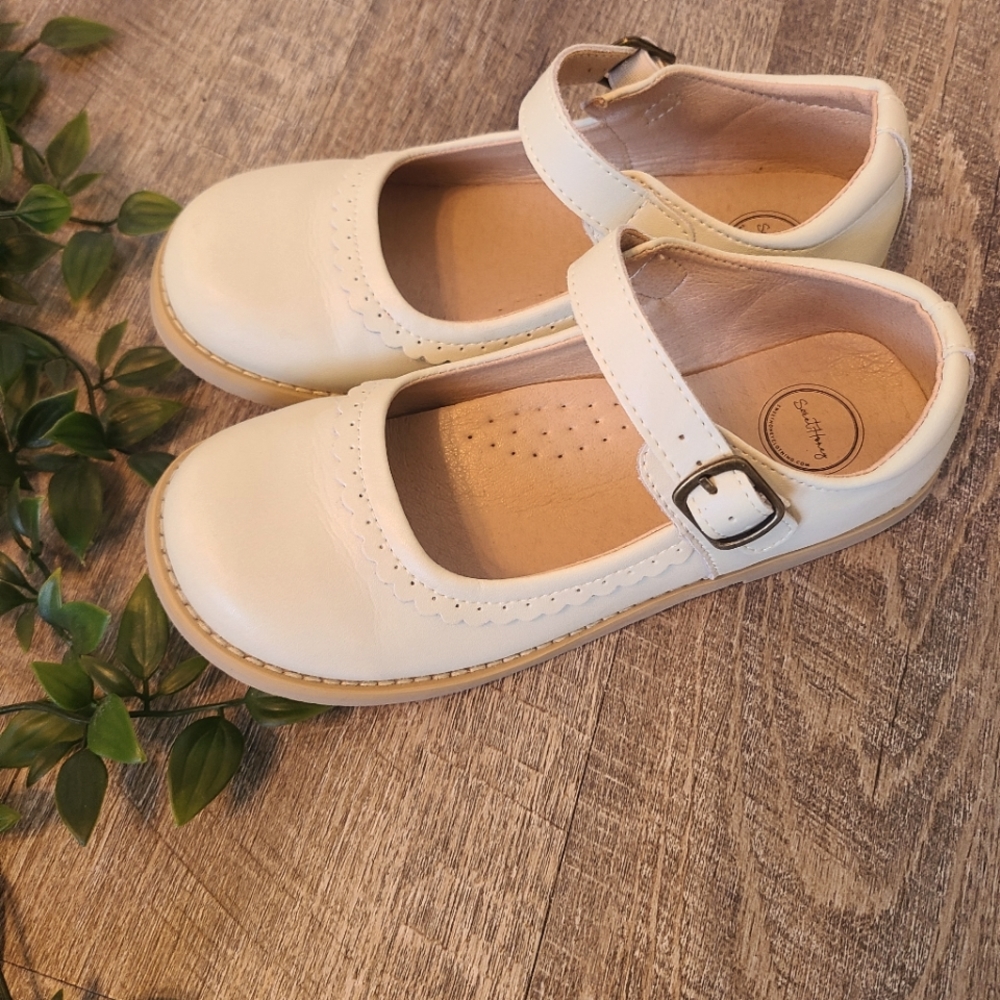 Sweet Honey, Leather Upper, Scalloped Mary Jane's, Size 3Y, Light Cream